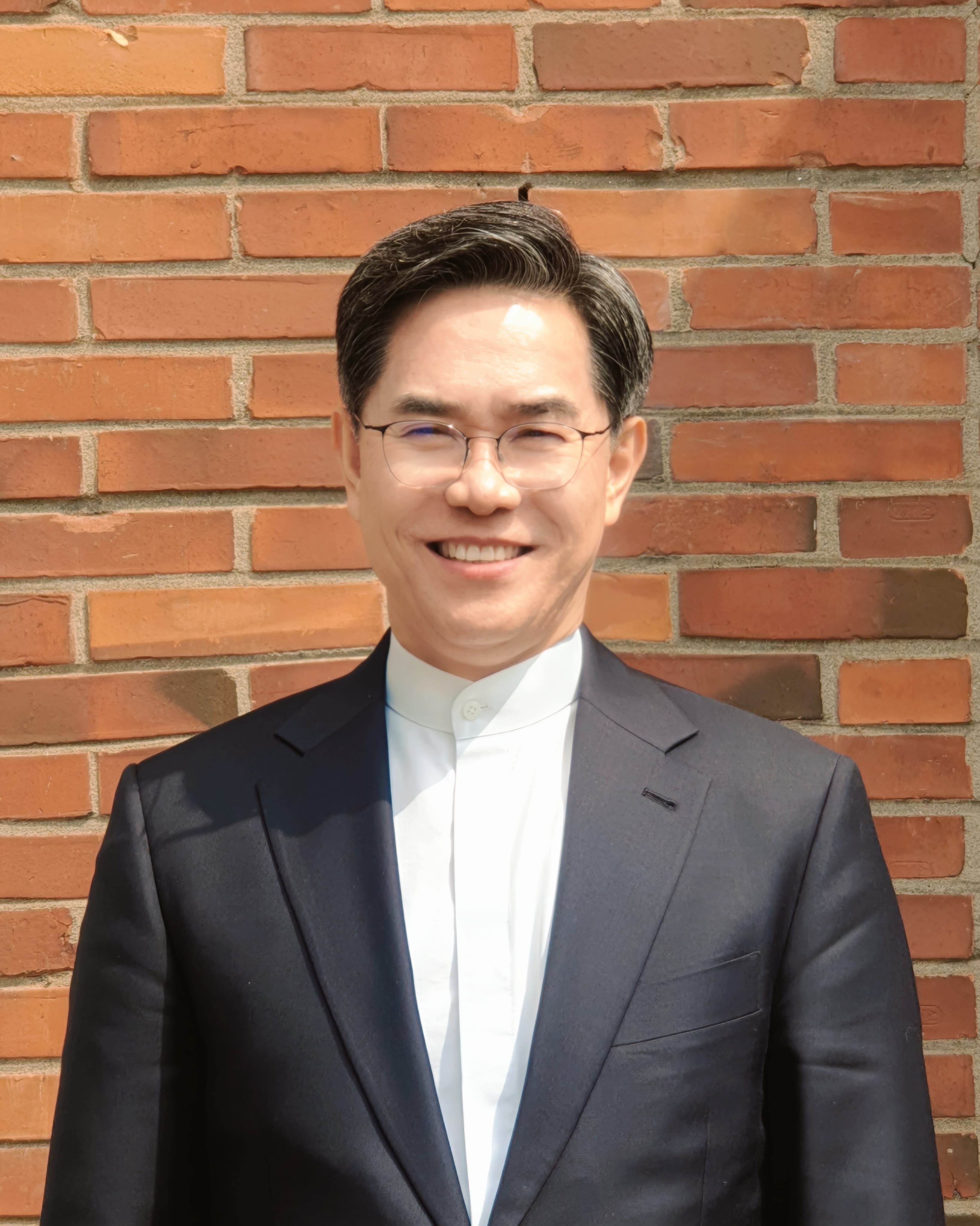 방충근 담임목사
